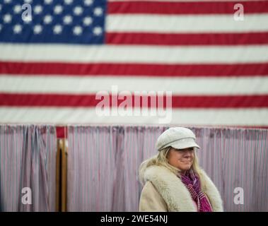 Windham, Usa. Januar 2024. Am 23. Januar 2024 wartet eine Frau auf die Wahl in der New Hampshire Primary an einer Wahlstelle an der Windham High School in Windham, New Hampshire. Der Republikaner Haley hofft, den ehemaligen US-Präsidenten Donald J. Trump bei den Umfragen in New Hampshire zu besiegen, während der Demokrat Dean Phillips hofft, an Dynamik gegen Präsident Joe Biden gewinnen zu können . Foto: Amanda Sabga/UPI Credit: UPI/Alamy Live News Stockfoto