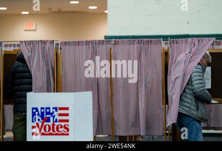 Windham, Usa. Januar 2024. Die Wähler gaben ihre Stimmzettel am 23. Januar 2024 in der New Hampshire Primary an der Windham High School in Windham, New Hampshire ab. Der Republikaner Haley hofft, den ehemaligen US-Präsidenten Donald J. Trump bei den Umfragen in New Hampshire zu besiegen, während der Demokrat Dean Phillips hofft, an Dynamik gegen Präsident Joe Biden gewinnen zu können . Foto: Amanda Sabga/UPI Credit: UPI/Alamy Live News Stockfoto