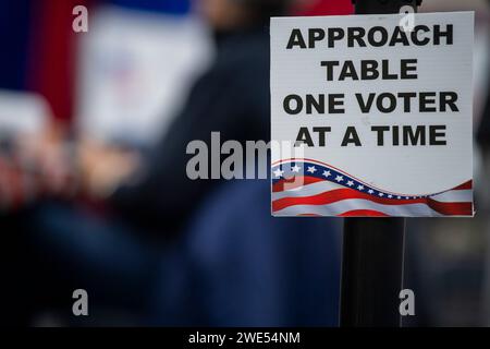 Windham, Usa. Januar 2024. Unterzeichnet direkte Wähler, die am 23. Januar 2024 in der New Hampshire Primary an einer Wahlstelle an der Windham High School in Windham, New Hampshire, ihre Stimmzettel abgeben. Der Republikaner Haley hofft, den ehemaligen US-Präsidenten Donald J. Trump bei den Umfragen in New Hampshire zu besiegen, während der Demokrat Dean Phillips hofft, an Dynamik gegen Präsident Joe Biden gewinnen zu können . Foto: Amanda Sabga/UPI Credit: UPI/Alamy Live News Stockfoto