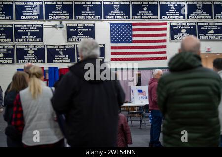Windham, Usa. Januar 2024. Die Wähler warten in der Schlange, um ihre Stimmzettel zu sammeln und ihre Stimmen am 23. Januar 2024 in der New Hampshire Primary an einer Wahlstelle an der Windham High School in Windham, New Hampshire abzugeben. Der Republikaner Haley hofft, den ehemaligen US-Präsidenten Donald J. Trump bei den Umfragen in New Hampshire zu besiegen, während der Demokrat Dean Phillips hofft, an Dynamik gegen Präsident Joe Biden gewinnen zu können . Foto: Amanda Sabga/UPI Credit: UPI/Alamy Live News Stockfoto