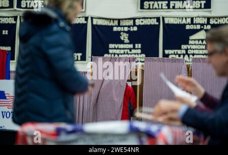 Windham, Usa. Januar 2024. Die Wähler geben ihre Stimmzettel ab und checken am 23. Januar 2024 an einer Wahlstelle an der Windham High School in Windham, New Hampshire, für die New Hampshire Primary ein. Der Republikaner Haley hofft, den ehemaligen US-Präsidenten Donald J. Trump bei den Umfragen in New Hampshire zu besiegen, während der Demokrat Dean Phillips hofft, an Dynamik gegen Präsident Joe Biden gewinnen zu können . Foto: Amanda Sabga/UPI Credit: UPI/Alamy Live News Stockfoto