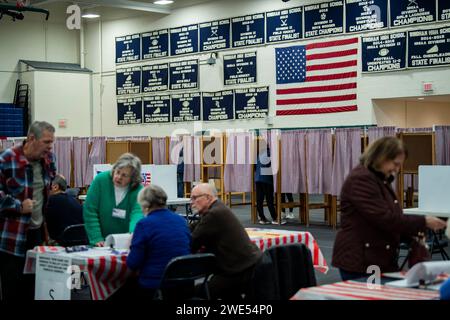 Windham, Usa. Januar 2024. Die Wähler gaben ihre Stimmzettel am 23. Januar 2024 in der New Hampshire Primary an der Windham High School in Windham, New Hampshire ab. Der Republikaner Haley hofft, den ehemaligen US-Präsidenten Donald J. Trump bei den Umfragen in New Hampshire zu besiegen, während der Demokrat Dean Phillips hofft, an Dynamik gegen Präsident Joe Biden gewinnen zu können . Foto: Amanda Sabga/UPI Credit: UPI/Alamy Live News Stockfoto