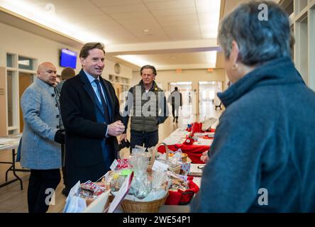 Windham, Usa. Januar 2024. Dean Phillips begrüßt die Wähler während der New Hampshire Primary am 23. Januar 2024 in Windham, New Hampshire. Der Republikaner Haley hofft, den ehemaligen US-Präsidenten Donald J. Trump bei den Umfragen in New Hampshire zu besiegen, während der Demokrat Dean Phillips hofft, an Dynamik gegen Präsident Joe Biden gewinnen zu können . Foto: Amanda Sabga/UPI Credit: UPI/Alamy Live News Stockfoto