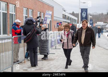 Windham, Usa. Januar 2024. Am 23. Januar 2024 kommen die Menschen zur Wahl in der New Hampshire Primary an einer Wahlstelle an der Windham High School in Windham, New Hampshire. Der Republikaner Haley hofft, den ehemaligen US-Präsidenten Donald J. Trump bei den Umfragen in New Hampshire zu besiegen, während der Demokrat Dean Phillips hofft, an Dynamik gegen Präsident Joe Biden gewinnen zu können . Foto: Amanda Sabga/UPI Credit: UPI/Alamy Live News Stockfoto