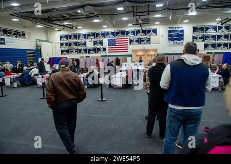 Windham, Usa. Januar 2024. Die Wähler warten in der Schlange, um ihre Stimmzettel zu sammeln und ihre Stimmen am 23. Januar 2024 in der New Hampshire Primary an einer Wahlstelle an der Windham High School in Windham, New Hampshire abzugeben. Der Republikaner Haley hofft, den ehemaligen US-Präsidenten Donald J. Trump bei den Umfragen in New Hampshire zu besiegen, während der Demokrat Dean Phillips hofft, an Dynamik gegen Präsident Joe Biden gewinnen zu können . Foto: Amanda Sabga/UPI Credit: UPI/Alamy Live News Stockfoto