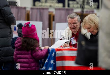 Windham, Usa. Januar 2024. Ein Wahlmitarbeiter begrüßt die Wähler, als sie am 23. Januar 2024 in der New Hampshire Primary an einer Wahlstelle an der Windham High School in Windham, New Hampshire, ihre Stimmzettel abgeben. Der Republikaner Haley hofft, den ehemaligen US-Präsidenten Donald J. Trump bei den Umfragen in New Hampshire zu besiegen, während der Demokrat Dean Phillips hofft, an Dynamik gegen Präsident Joe Biden gewinnen zu können . Foto: Amanda Sabga/UPI Credit: UPI/Alamy Live News Stockfoto