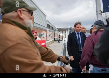 Windham, Usa. Januar 2024. Dean Phillips begrüßt die Wähler während der New Hampshire Primary am 23. Januar 2024 in Windham, New Hampshire. Der Republikaner Haley hofft, den ehemaligen US-Präsidenten Donald J. Trump bei den Umfragen in New Hampshire zu besiegen, während der Demokrat Dean Phillips hofft, an Dynamik gegen Präsident Joe Biden gewinnen zu können . Foto: Amanda Sabga/UPI Credit: UPI/Alamy Live News Stockfoto