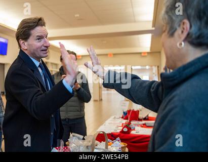 Windham, Usa. Januar 2024. Dean Phillips begrüßt die Wähler während der New Hampshire Primary am 23. Januar 2024 in Windham, New Hampshire. Der Republikaner Haley hofft, den ehemaligen US-Präsidenten Donald J. Trump bei den Umfragen in New Hampshire zu besiegen, während der Demokrat Dean Phillips hofft, an Dynamik gegen Präsident Joe Biden gewinnen zu können . Foto: Amanda Sabga/UPI Credit: UPI/Alamy Live News Stockfoto