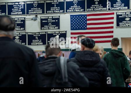 Windham, Usa. Januar 2024. Die Wähler warten in der Schlange, um ihre Stimmzettel zu sammeln und ihre Stimmen am 23. Januar 2024 in der New Hampshire Primary an einer Wahlstelle an der Windham High School in Windham, New Hampshire abzugeben. Der Republikaner Haley hofft, den ehemaligen US-Präsidenten Donald J. Trump bei den Umfragen in New Hampshire zu besiegen, während der Demokrat Dean Phillips hofft, an Dynamik gegen Präsident Joe Biden gewinnen zu können . Foto: Amanda Sabga/UPI Credit: UPI/Alamy Live News Stockfoto