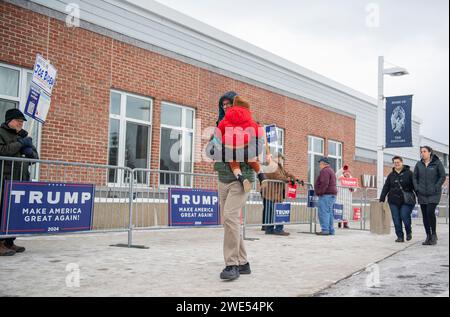 Windham, Usa. Januar 2024. Am 23. Januar 2024 kommen die Menschen zur Wahl in der New Hampshire Primary an einer Wahlstelle an der Windham High School in Windham, New Hampshire. Der Republikaner Haley hofft, den ehemaligen US-Präsidenten Donald J. Trump bei den Umfragen in New Hampshire zu besiegen, während der Demokrat Dean Phillips hofft, an Dynamik gegen Präsident Joe Biden gewinnen zu können . Foto: Amanda Sabga/UPI Credit: UPI/Alamy Live News Stockfoto