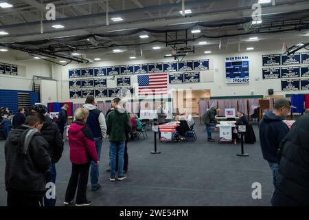 Windham, Usa. Januar 2024. Die Wähler warten in der Schlange, um ihre Stimmzettel zu sammeln und ihre Stimmen am 23. Januar 2024 in der New Hampshire Primary an einer Wahlstelle an der Windham High School in Windham, New Hampshire abzugeben. Der Republikaner Haley hofft, den ehemaligen US-Präsidenten Donald J. Trump bei den Umfragen in New Hampshire zu besiegen, während der Demokrat Dean Phillips hofft, an Dynamik gegen Präsident Joe Biden gewinnen zu können . Foto: Amanda Sabga/UPI Credit: UPI/Alamy Live News Stockfoto