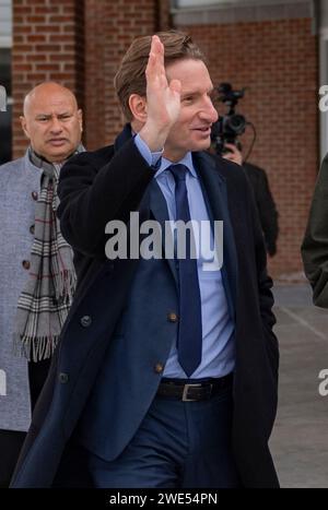 Windham, Usa. Januar 2024. Der demokratische Kandidat für den Präsidenten und den Repräsentanten von Minnesota Dean Phillips winkt den Wählern während der New Hampshire Primary am 23. Januar 2024 in Windham, New Hampshire. Der Republikaner Haley hofft, den ehemaligen US-Präsidenten Donald J. Trump bei den Umfragen in New Hampshire zu besiegen, während der Demokrat Dean Phillips hofft, an Dynamik gegen Präsident Joe Biden gewinnen zu können . Foto: Amanda Sabga/UPI Credit: UPI/Alamy Live News Stockfoto