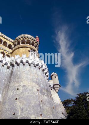 Sintra, Portugal - 4. Dezember 2023: Palacio Nacional da Pena Nationalpalast. Ein prächtiger königlicher Palast aus dem 19. Jahrhundert im romantischen Architekturstall Stockfoto