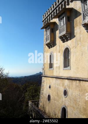 Sintra, Portugal - 4. Dezember 2023: Palacio Nacional da Pena Nationalpalast. Ein prächtiger königlicher Palast aus dem 19. Jahrhundert im romantischen Architekturstall Stockfoto
