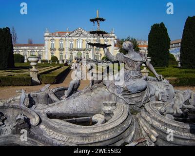 Palacio Nacional de Queluz Nationalpalast. Amphitrite oder Nereid’s Lake in Neptune Gardens. Cerimonialfassade im Hintergrund. Sintra, Portugal Stockfoto