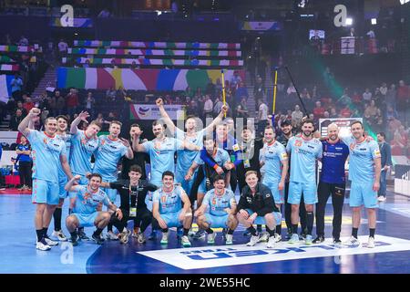 HAMBURG, DEUTSCHLAND - 23. JANUAR: Rutger ten Velde aus den Niederlanden, Ivar Stavast aus den Niederlanden, Bobby Schagen aus den Niederlanden, Niels Versteijnen aus den Niederlanden, Martijn Kleijkers aus den Niederlanden, Jorn Smits aus den Niederlanden, ISO Sluijters aus den Niederlanden, Luc Steins aus den Niederlanden, Niko Blaauw (Niederlande), Lars Kooij (Niederlande), Alec Smit (Niederlande), Tim Claessens (Niederlande), Robin Schoenaker (Niederlande), Kaj Geenen (Niederlande), Bart Ravensbergen (Niederlande) und Arjan Versteijnen (Niederlande) während des EHF-Euro Stockfoto