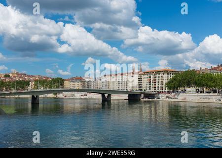 Lyon, Frankreich, 2023. Die Alphonse-Juin-Brücke am Fluss Saône mit dem Quai Saint-Antoine im Hintergrund Stockfoto