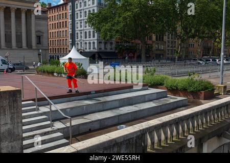 Lyon, Frankreich, 2023. Ein Stadtarbeiter in gut sichtbarer Kleidung putzt die Treppe Place Paul Duquaire, vor dem Cour d'Appel de Lyon Stockfoto