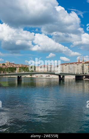 Lyon, Frankreich, 2023. Die Alphonse Juin-Brücke auf dem Fluss Saône mit dem Quai Saint-Antoine im Hintergrund (vertikal) Stockfoto