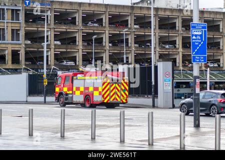 Belfast, Vereinigtes Königreich, 23 01 2024, Northern Ireland Fire Service Vehicle kehrte von der Reaktion zu Belfast Docks zurück, wo mehrere Einheiten zusammen mit einem Krankenwagen stationiert wurden, nachdem ein Mitglied der Stena Line Besatzung eine Verletzung erhalten hatte. Credit: HeadlineX/Alamy Stockfoto