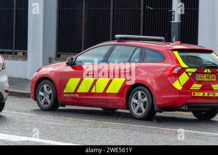 Belfast, Vereinigtes Königreich, 23 01 2024, Northern Ireland Fire Service Vehicle kehrte von der Reaktion zu Belfast Docks zurück, wo mehrere Einheiten zusammen mit einem Krankenwagen stationiert wurden, nachdem ein Mitglied der Stena Line Besatzung eine Verletzung erhalten hatte. Credit: HeadlineX/Alamy Stockfoto