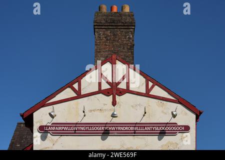 Großbritannien, Nordwestwales, Anglesey Island, Llanfairpwll (kurze Version), Bahnhof, der längste Ortsname Europas Stockfoto