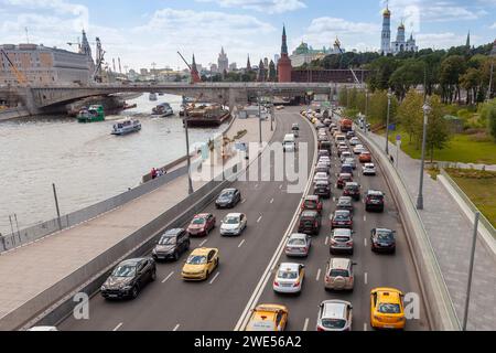 MOSKAU, RUSSLAND, - 19. Juni 2019: Stau von Autos auf dem Moskwa-Ufer. Stockfoto