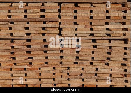 Behandeltes Holz in Blöcken verpackt. Holz im Sägewerk. Gestapelte Holzbretter. Stockfoto