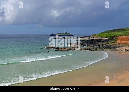 England, Cornwall, Nordküste nahe St Ives, Godrevy Point mit Blick auf den gleichnamigen Leuchtturm Stockfoto