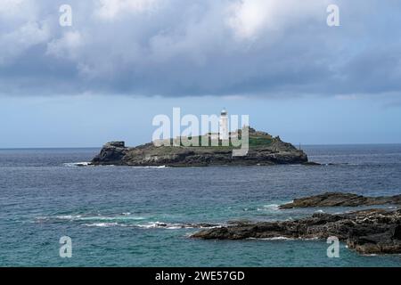 England, Cornwall, Nordküste nahe St Ives, Godrevy Point mit Blick auf den gleichnamigen Leuchtturm Stockfoto