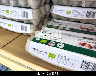 Bayern, Deutschland - 13. Januar 2024: Bio Eier in einem Supermarkt Regal *** Bio Eier in einem Supermarkt Regal Stockfoto