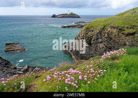 England, Cornwall, Nordküste nahe St Ives, Godrevy Point mit Blick auf den gleichnamigen Leuchtturm Stockfoto