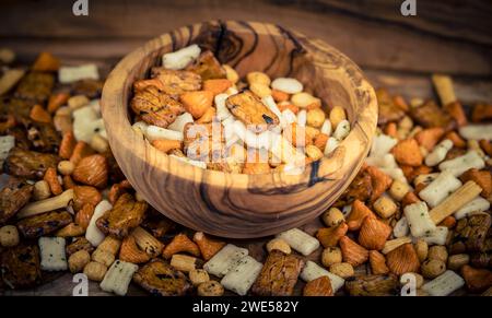 Verschiedene Arten von japanischen Reiskuchen auf Olivenholz Stockfoto