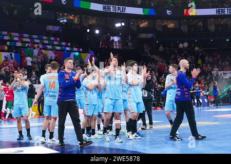 HAMBURG, DEUTSCHLAND - 23. JANUAR: Rutger ten Velde aus den Niederlanden, Ivar Stavast aus den Niederlanden, Bobby Schagen aus den Niederlanden, Niels Versteijnen aus den Niederlanden, Martijn Kleijkers aus den Niederlanden, Jorn Smits aus den Niederlanden, ISO Sluijters aus den Niederlanden, Luc Steins aus den Niederlanden, Niko Blaauw (Niederlande), Lars Kooij (Niederlande), Alec Smit (Niederlande), Tim Claessens (Niederlande), Robin Schoenaker (Niederlande), Kaj Geenen (Niederlande), Bart Ravensbergen (Niederlande) und Arjan Versteijnen (Niederlande) während des EHF-Euro Stockfoto