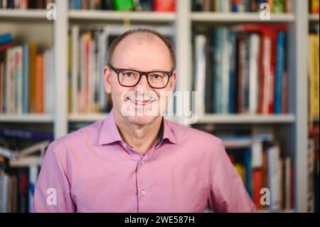 Mannheim, Deutschland. Januar 2024. Christian Hesse, Professor für Mathematik an der Universität Stuttgart am Institut für Stochastik und Anwendungen der Fakultät für Mathematik und Physik, fotografierte in seiner Wohnung. Quelle: Uli Deck/dpa/Alamy Live News Stockfoto