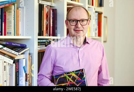 Mannheim, Deutschland. Januar 2024. Christian Hesse, Professor für Mathematik an der Universität Stuttgart am Institut für Stochastik und Anwendungen der Fakultät für Mathematik und Physik, fotografierte in seiner Wohnung. Quelle: Uli Deck/dpa/Alamy Live News Stockfoto