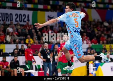 Hamburg, Deutschland. Januar 2024. HAMBURG, DEUTSCHLAND - 23. JANUAR: Rutger ten Velde der Niederlande während des EHF Euro 2024 Hauptspiels zwischen den Niederlanden und Portugal in der Barclays Arena am 23. Januar 2024 in Hamburg. (Foto von Henk Seppen/Orange Pictures) Credit: dpa/Alamy Live News Stockfoto