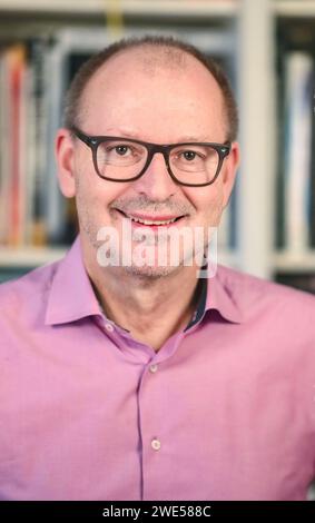 Mannheim, Deutschland. Januar 2024. Christian Hesse, Professor für Mathematik an der Universität Stuttgart am Institut für Stochastik und Anwendungen der Fakultät für Mathematik und Physik, fotografierte in seiner Wohnung. Quelle: Uli Deck/dpa/Alamy Live News Stockfoto