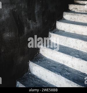 Unfertige Betontreppen in einem Gebäude als Grunge-Hintergrund Stockfoto