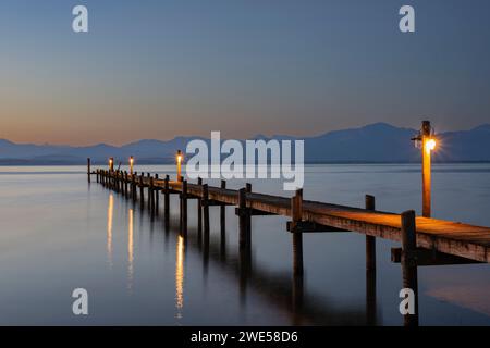Sonnenaufgang, Fußgängerbrücke am Malerwinkel, Chiemsee, Chiemgau, Bayern, Deutschland, Europa Stockfoto