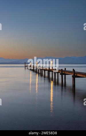 Sonnenaufgang, Fußgängerbrücke am Malerwinkel, Chiemsee, Chiemgau, Bayern, Deutschland, Europa Stockfoto