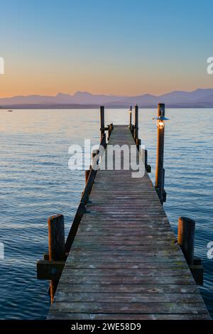 Sonnenaufgang, Fußgängerbrücke am Malerwinkel, Chiemsee, Chiemgau, Bayern, Deutschland, Europa Stockfoto