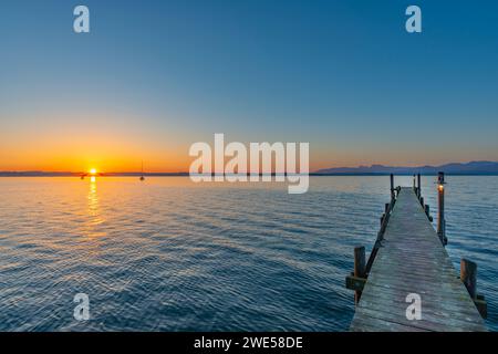 Sonnenaufgang, Fußgängerbrücke am Malerwinkel, Chiemsee, Chiemgau, Bayern, Deutschland, Europa Stockfoto