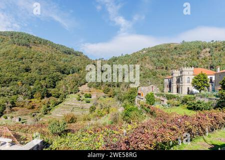 Sistelo, Viana do Castelo, Portugal - 18. Oktober 2020: Blick auf das Zentrum des touristischen Dorfes, das im Herbst als das kleine Tibet Portugals bezeichnet wird Stockfoto
