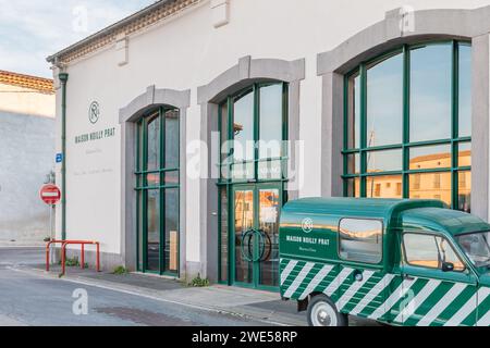 Marseillan, Frankreich - 30. Dezember 2018: Architektonische Details der Fassade des Maison Noilly Prat - Boutique-Cocktailbar-Museum im Stadtzentrum Stockfoto