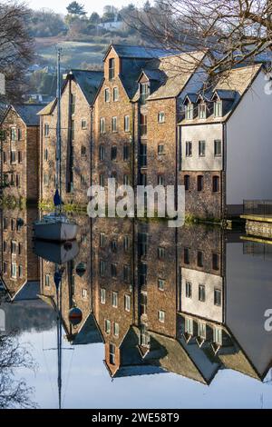 Totnes, Devon, Großbritannien - 16. Januar. Blick über den Fluss Dart zu alten Gebäuden in Totnes, Devon am 16. Januar 2024 Stockfoto