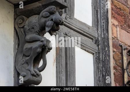 Totnes, Devon, Großbritannien - 16. Januar. Blick auf einen hölzernen Gargoyle in Totnes, Devon am 16. Januar 2024 Stockfoto