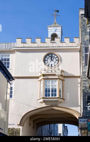 Totnes, Devon, Großbritannien - 16. Januar. Blick auf das Osttor in Totnes, Devon am 16. Januar 2024 Stockfoto