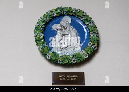 Dartmouth, Devon, Großbritannien - 17. Januar. Gedenktafel zum Edith Grounds in der St Savours Church in Dartmouth, Devon am 17. Januar 2024 Stockfoto
