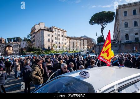 Rom, Rm, Italien. Januar 2024. Taxifahrer protestieren dagegen, dass die Verwaltung der Stadt Rom die Taxipreise nicht aktualisiert, da die Lebenshaltungskosten steigen und die Vorschriften von Fahrern, die ohne Taxischein arbeiten, missachtet werden. (Kreditbild: © Marco Di Gianvito/ZUMA Press Wire) NUR REDAKTIONELLE VERWENDUNG! Nicht für kommerzielle ZWECKE! Stockfoto